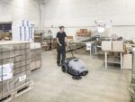 Nilfisk SW750 – Selbstfahrende Kehrmaschine mit Kehrgutbehälter 12V – 46Ah – Bild 3